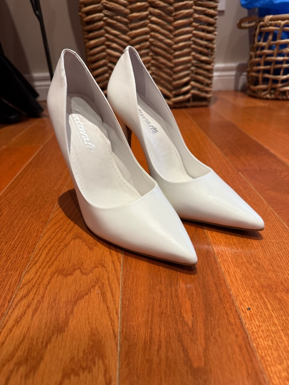 L’intervalle Teeva White Leather Pointed-Toe Women's Pumps